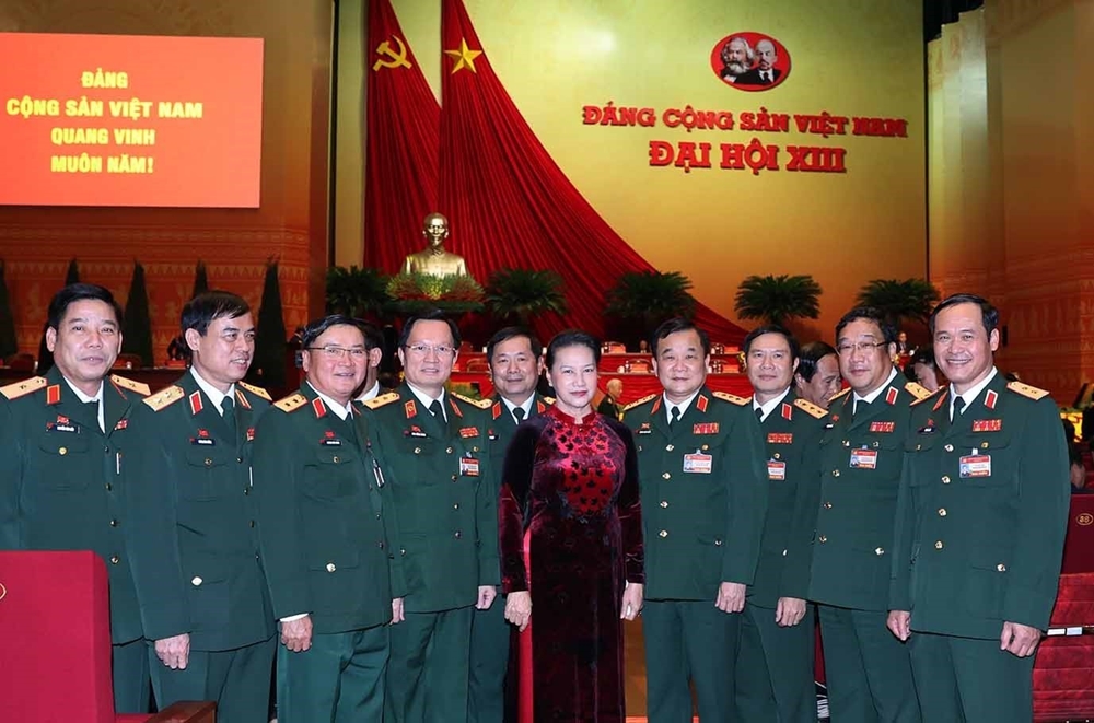 Đồng chí Nguyễn Thị Kim Ngân, Ủy viên Bộ Chính trị, Chủ tịch Quốc hội với đại biểu Đảng bộ Quân đội tại Đại hội.
